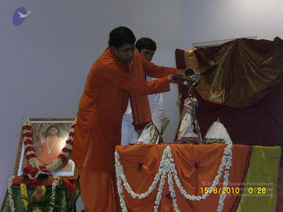 20100815_Photo_1005_03-Abhishekam-performed-to-Shiva-Meru-Ambal-Maha-Meru_CMP_WM